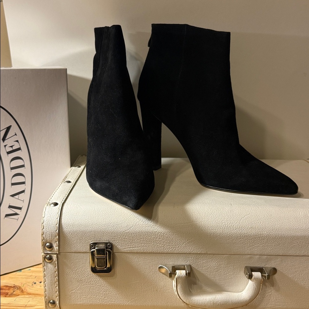 Steve Madden  Cherre Black Suede Boots